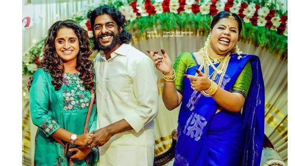 നടി സ്‌നേഹയുടെ വിവാഹത്തിനിടെ സുരഭിയുടെ തമാശ! വധുവിനെ മാറ്റി നിര്‍ത്തി വരനൊപ്പമുള്ള ഫോട്ടോ വൈറല്‍