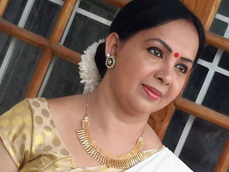 50 രൂപ വിവാദത്തില്‍ പ്രതികരിച്ച് താര കല്യാണ്‍! ഒരാളുടെ കണ്ണീരൊപ്പുമ്പോള്‍ അതിന് വിലയിടരുത്!