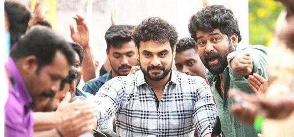 ബുള്ളറ്റുമായി നിരത്തിലിറങ്ങി ടൊവിനോ, വഴികാട്ടി ജോജു, കിലോമീറ്റേഴ്‌സ് ആന്‍ഡ് കിലോമീറ്റേഴ്‌സ്