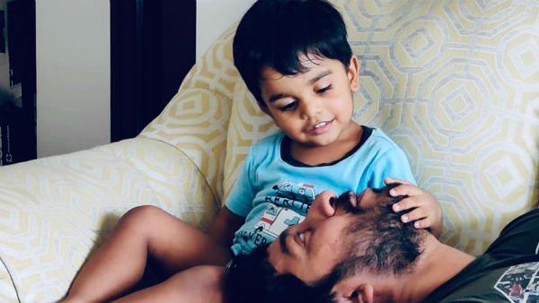 ദിവ്യ നീ ഇത് കണ്ടോ! മകനുമായുളള രസകരമായ ചിത്രം പങ്കുവെച്ച് വിനീത് ശ്രീനിവാസൻ