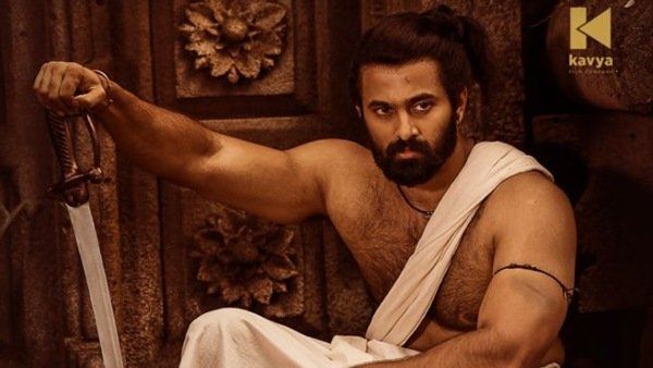 വീണ്ടും പ്ലിംഗ് ആയി ഉണ്ണി മുകുന്ദന്‍! ലേശം ക്ഷീണിച്ചു,ശരിക്കും ഞാനാണ് ചന്ദ്രോത്ത് പണിക്കരെന്ന് താരം