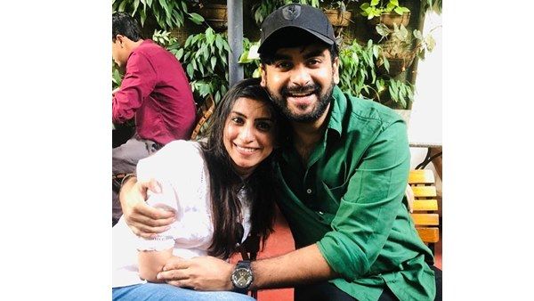 'കൊന്നാലും നിന്റെ പിടിവിടില്ല' ഭാര്യയെ ചേര്‍ത്ത് പിടിച്ച് സ്‌നേഹം പങ്കുവെച്ച് ആദില്‍ ഇബ്രാഹിം