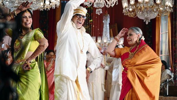 കതിർമണ്ഡപത്തിലേയ്ക്ക് നടിയെ കൈ പിടിച്ച് കയറ്റി സൂപ്പർ താരദമ്പതികൾ! ചിത്രങ്ങൾ വൈറലാകുന്നു