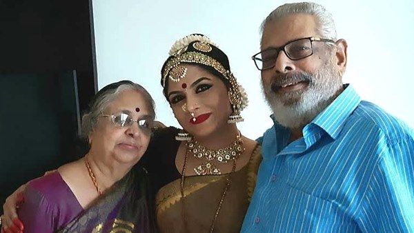 എന്റെ സന്തോഷത്തിനായി ചിരിച്ചു ജീവിക്കുന്നവരാണ്! അച്ഛനും അമ്മയ്ക്കും ആശംസകളുമായി ആശ ശരത്ത്