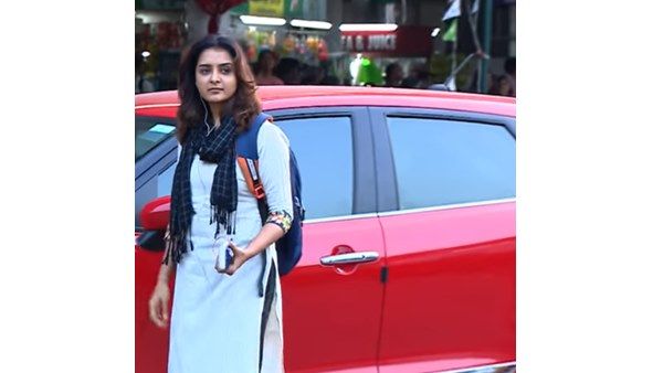 കാറില്‍ നിന്നിറങ്ങി ബസില്‍ കയറിയ മഞ്ജു വാര്യര്‍! ലേഡീ സൂപ്പര്‍സ്റ്റാറെ കണ്ട് അമ്പരന്ന് ആരാധകരും