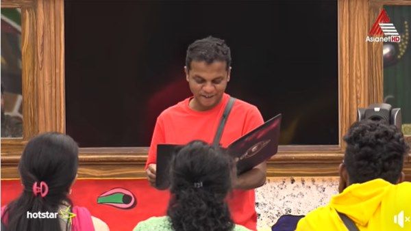 ബിഗ് ബോസിലെ ആദ്യ മത്സരാര്‍ഥി പുറത്ത്! മത്സരാര്‍ഥികളെ പറ്റിച്ച് ധര്‍മജനെ പുറത്താക്കി മോഹന്‍ലാല്‍