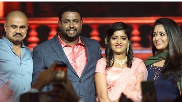 ദിലീപും കാവ്യ മാധവനും ഒന്നിച്ചെത്തി! പുതിയ ലുക്കിലെത്തിയ ജനപ്രിയനെ വരവേറ്റ് ആരാധകരും