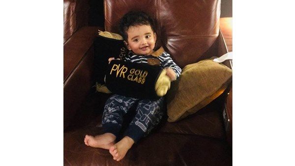 കുഞ്ചാക്കോ ബോബന്റെ മകന്‍ ഇസ ആദ്യമായി സിനിമ കണ്ടു! പിതാവിന്റെ സിനിമ കണ്ട താരപുത്രന്റെ സന്തോഷം