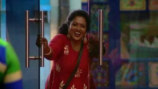 ബിഗ് ബോസിലുള്ള മഞ്ജുവെങ്ങനെ ഫേസ്ബുക്കില്‍? വിവാദം വേണ്ട, മറുപടി ഇങ്ങനെ