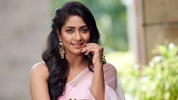 നവ്യ നായരുടെ മടങ്ങി വരവ്, ഫസ്റ്റ് ലുക്ക് പോസ്റ്ററുമായി മമ്മൂട്ടിയും മഞ്ജുവാര്യരും