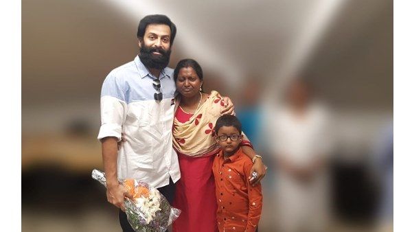 ആരാധികയെ ചേര്‍ത്ത് നിര്‍ത്തി പൃഥ്വിരാജ്! കാഴ്ച മങ്ങുന്നതിന് മുന്‍പ് കവിത പൃഥ്വിയെ കണ്ടു