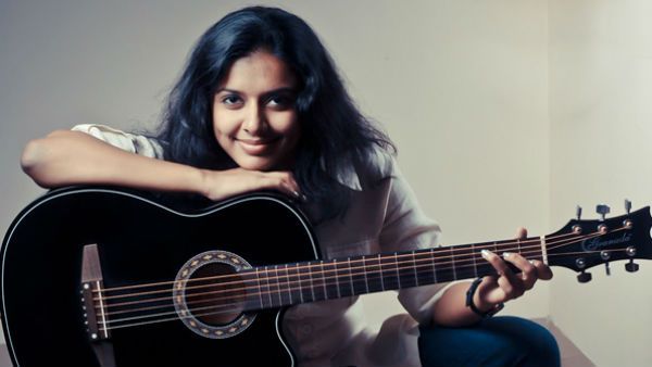 അമ്മയുടെ കോഫിക്കൊപ്പം അച്ഛന്റെ പാട്ട്! വീഡിയോ പങ്കുവെച്ച് ഗായിക സിത്താര