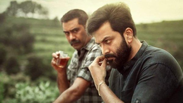 ഇങ്ങനെ പുകഴ്ത്തി പറയല്ലേ! ബിജു മേനോന്‍ മടിയനാണെന്ന് പൃഥ്വിരാജ്, പരസ്പരം ട്രോളി താരങ്ങള്‍