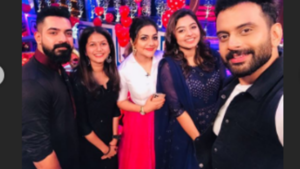 റിമി ടോമിക്കൊപ്പം ജൂഹിയും റോവിനും! പ്രണയദിനത്തില്‍ സര്‍പ്രൈസ്? ഹേമന്ദ് മേനോന്‍റെ സെല്‍ഫി വൈറല്‍!