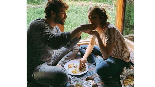 താരപുത്രിയ്ക്ക് ഭക്ഷണം വാരി കൊടുത്ത് യുവനടന്‍! പ്രണയം ഇല്ലെന്ന് പറഞ്ഞത് വെറുതെയാണെന്ന് ആരാധകരും