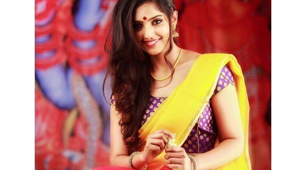 ലിപ്‌ലോക്ക് ഉണ്ടോ? എന്നാല്‍ താന്‍ അഭിനയിക്കാന്‍ ഇല്ലെന്ന് നടി റേബ! രസകരമായ സംഭവത്തെ കുറിച്ച് ടൊവിനോ