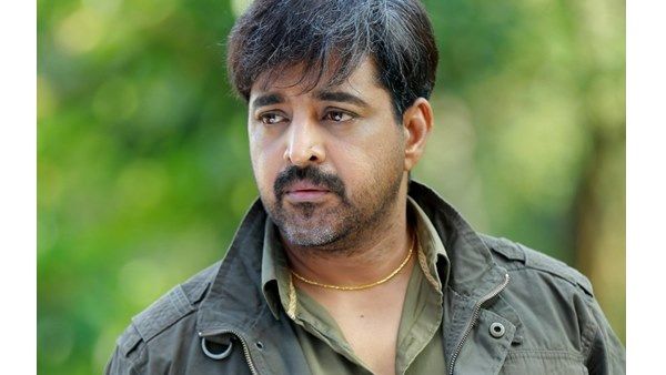 ഭാര്യയ്ക്ക് സ്വര്‍ണം വാങ്ങി കൊടുക്കാത്ത ആള്‍ അവതാരകയ്ക്ക് കൊടുക്കുമോ? മനസ് തുറന്ന് കിഷോര്‍ സത്യ