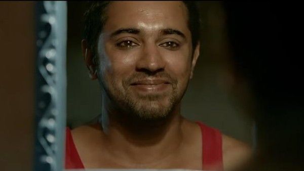 കണ്ണാടിയിൽ നോക്കി ചിരിച്ച് നിവിൻ പോളി, മൂത്തോനിലെ വിവാദമായ മിറർ രംഗം പുറത്ത്...