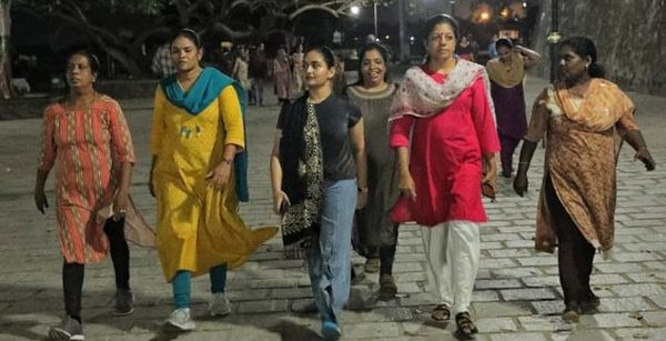 രാത്രിയിൽ നടി പ്രയാഗ എങ്ങോട്ടാണ്! പോലീസുകാർക്കൊപ്പമുളള നടിയുടെ ചിത്രം വൈറലാകുന്നു
