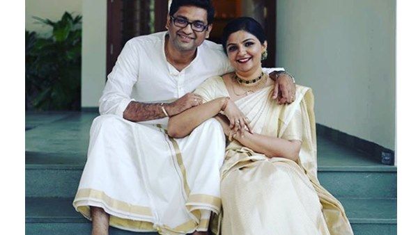 ഭാര്യ സോണിയയ്‌ക്കൊപ്പം റോയിസിന്റെ ഫോട്ടോസ്! നവദമ്പതികള്‍ക്ക് ആശംസ നേര്‍ന്ന് ആരാധകരും