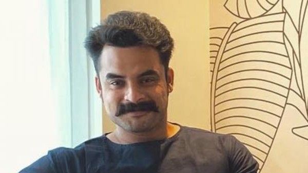 ഇനി എല്ലാ ഡീലുകളും ലോക്ക് ഡൗൺ കഴിഞ്ഞിട്ട്, വ്യത്യസ്തമായ കൊറോണ സന്ദേശവുമായി ടൊവിനോ