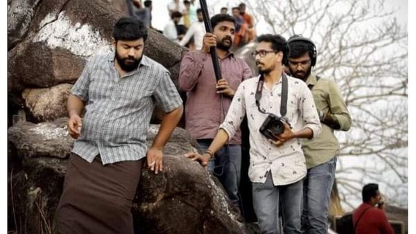 പടവെട്ടിനായി കുടവയറുമായി നിവിന്‍ പോളി! വൈറലായി ലൊക്കേഷന്‍ ചിത്രം