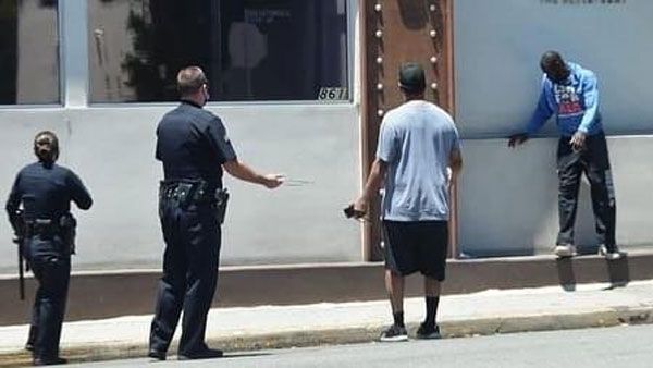 പോലീസുകാരെ സഹായിച്ച് ഹോളിവുഡിലെ സൂപ്പര്‍താരം! വീഡിയോ വൈറലാവുന്നു