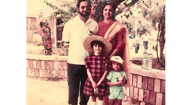 ഈ കുഞ്ഞുപെണ്‍കുട്ടി ഞാനായിരുന്നു! കുടുംബസമേതം നില്‍ക്കുന്ന ചിത്രം പങ്കുവെച്ച് മലയാളികളുടെ പ്രിയ താരം