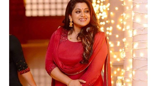 അന്നമ്മയെ മിസ് ചെയ്യുന്നു, കേരളത്തിലെ എന്റെ ഏറ്റവും പ്രിയപ്പെട്ട സ്ഥലം പരിചയപ്പെടുത്തി വീണ നായര്‍