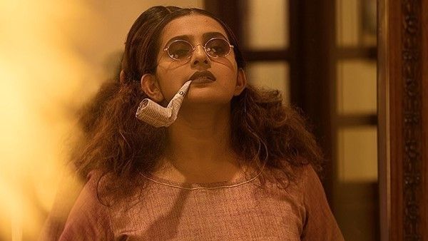 സ്‌മോക്കിങ് പൈപ്പ് കടിച്ചു പിടിച്ച് പാര്‍വ്വതി: ഈ ഫോട്ടോ വിവാദമാക്കാന്‍ ഉദ്ദേശമുണ്ടോ?