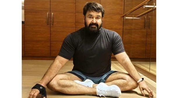 നടിമാരുടെ കാലുകള്‍ മാത്രമല്ല, മോഹന്‍ലാലിന്റെ കാലുകള്‍ക്കും പറയാനൊരു കഥയുണ്ട്, കുറിപ്പ് വൈറലാവുന്നു