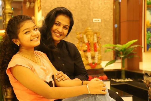 ശ്രീമംഗലം വീട്ടിലെ ചിത്രം! നിര്‍മ്മലേടത്തിക്കൊപ്പം തംബുരുമോൾ, വാനമ്പാടിയിലെ ഓഫ് സ്ക്രീൻ ചിത്രം...