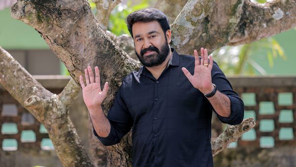 കൈ രണ്ടും മലര്‍ത്തി കള്ളച്ചിരിയോടെ മോഹന്‍ലാല്‍, ജോര്‍ജ്ജുകുട്ടി പുതിയ തന്ത്രം മെനയുകയാണോ?