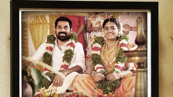 നവദമ്പതിമാരായി വിവാഹവേഷത്തില്‍ സുരാജ് വെഞ്ഞാറമൂടും നിമിഷ സജയനും; ചിത്രം പുറത്ത് വിട്ട് പൃഥ്വിരാജ്