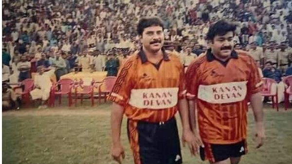 ഫുട്‌ബോള്‍ കളിക്കാനിറങ്ങിയ മമ്മൂക്കയും ലാലേട്ടനും, സൂപ്പര്‍താരങ്ങളുടെ ചിത്രം ഏറ്റെടുത്ത് ആരാധകര്‍