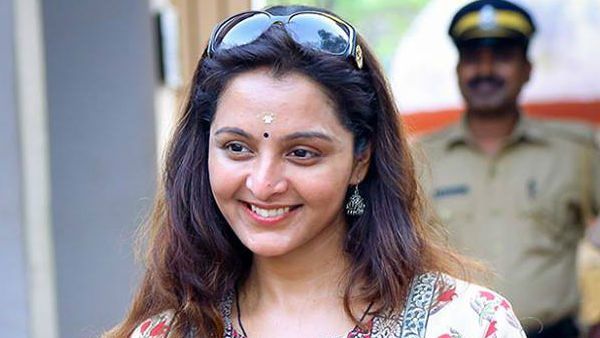 സ്വന്തമായി വൈദ്യതി പോസ്റ്റുള്ള മലയാളത്തിലെ ആദ്യത്തെ നടി മഞ്ജു വാര്യര്‍, എന്താ കാര്യം?