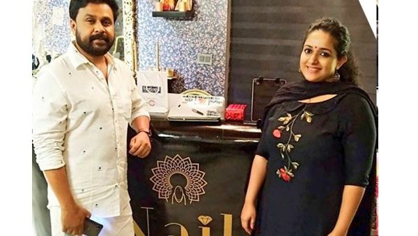 ദിലീപും കാവ്യ മാധവനും ഒന്നിച്ചെത്തിയപ്പോള്‍; അധികമാരും കാണാത്ത താരദമ്പതിമാരുടെ ചിത്രം വൈറലാവുന്നു