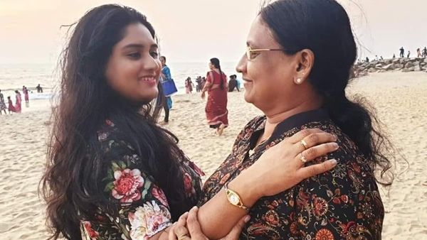 കുഞ്ഞതിഥി വന്നതിന് പിന്നാലെ കുടുംബത്തില്‍ മറ്റൊരു സന്തോഷം; മമ്മിയെ കുറിച്ച് വാചാലയായി ഡിംപിള്‍ റോസ്