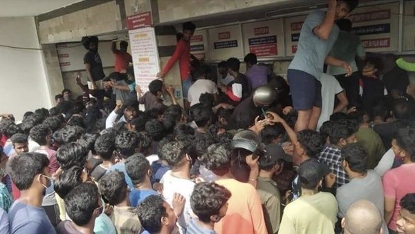 മാസ്റ്റര്‍ ടിക്കറ്റിനായി മാസ്‌ക്കും സാമൂഹിക അകലവുമില്ലാതെ ആളുകള്‍, അഡ്വാന്‍സ് ബുക്കിംഗ് ആരംഭിച്ചു