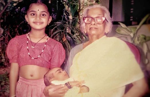 മുത്തശ്ശിയ്ക്കും അനുജനും അരികില്‍ പ്രിയനടി; ആദ്യ ചിത്രത്തില്‍ തന്നെ ഹൃദയം കവര്‍ന്ന സുന്ദരിയെ മനസിലായോ?
