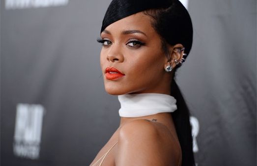 ഗണപതി ലോക്കറ്റുള്ള മാലയണിഞ്ഞ് ടോപ്‌ലെസ് ഫോട്ടോ; റിയാനക്കെതിരെ സൈബര്‍ ആക്രമണം