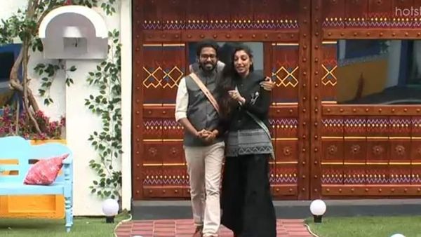 റിതുവിനെ കെട്ടിപ്പിടിച്ച് നടക്കാന്‍ അവിടെ എന്തുണ്ടായി? ബിഗ് ബോസിലെ ആദ്യ പ്രണയം ഇവരാണോ; വൈറല്‍ കുറിപ്പ്