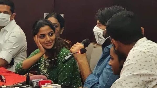 മമ്മൂക്കയെ കണ്ണുവച്ചതോ വായ് നോക്കിയതോ അല്ല; 'വൈറല്‍ നോട്ട'ത്തെ കുറിച്ച് നിഖില വിമല്‍