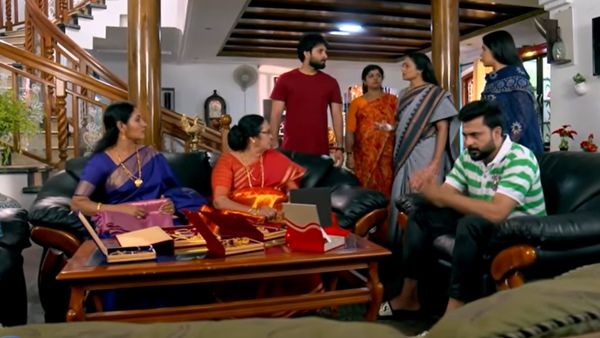 നാണംകെട്ട കല്യാണത്തിനൊരുങ്ങി ശ്രീനിലയം വീട്; അച്ഛനും മക്കളും തമ്മില്‍ കൈയ്യാങ്കളി, കുടുംബവിളക്ക് പ്രൊമോ വൈറൽ