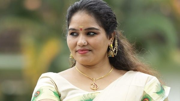 സ്ത്രീധനം മതിയാകാത്തവരേക്കാള്‍ മഹാന്‍ റഹ്‌മാന്‍ എന്ന് ദയ അച്ചു: 10 കൊല്ലം കിടക്കുമോയെന്ന് ആരാധകര്‍