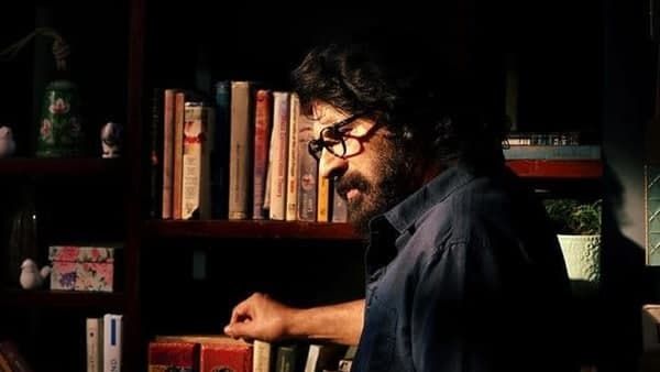 കണ്ണട ധരിച്ച് പുസ്തകങ്ങളുടെ ഇടയിൽ മമ്മൂട്ടി, മെഗാസ്റ്റാറിന്റെ ചിത്രം വൈറലാകുന്നു...