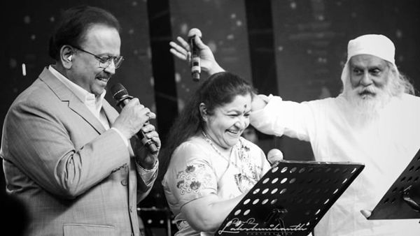 ചിത്രയെ കരയിച്ച സ്‌നേഹഗായകൻ; സ്റ്റേജിൻ്റെ ഒരു വശത്ത് നിറകണ്ണുകളോടെ അന്തം വിട്ട് നിൽക്കുകയാണ് ചിത്ര, കുറിപ്പ്