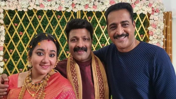 സുജാതയെ ആദത്തിന്റെ കൈകളിൽ ഏൽപ്പിച്ച് പ്രകാശൻ