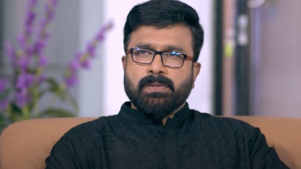 'അശ്ലീലമായ രം​ഗങ്ങളില്ല... പിന്നെ എന്തിനാണ് സെൻസറിങ്?', കുടുംബവിളക്ക് താരം!