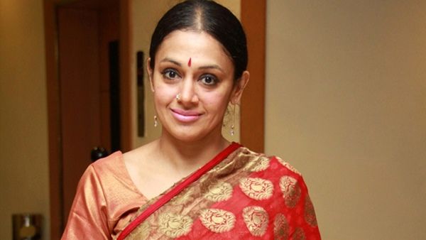 പട്ട് സാരി ഉടുത്ത് ലക്ഷ്മി മാല അണിഞ്ഞ് കയ്യിൽ പ്രസാദവുമായി ശോഭന, പുതിയ വീഡിയോ വൈറലാവുന്നു